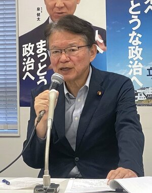 記者会見する立憲民主党の長妻政調会長=6月13日、国会