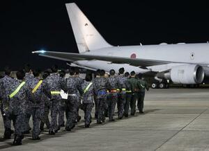 　イラン周辺国の邦人退避に備え、航空自衛隊のＫＣ７６７空中給油輸送機でモルディブへ向かう隊員ら＝８日、愛知県の空自小牧基地