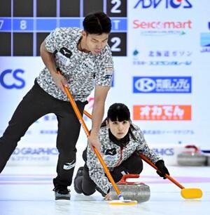 1次リーグで上野美優、山口剛史組と対戦し、ショットを放つ松村千秋。左は谷田康真=稚内市みどりスポーツパーク