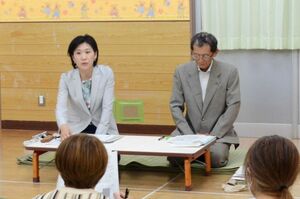 小学校統合の方針を説明する桑原悠町長=津南町上郷宮野原