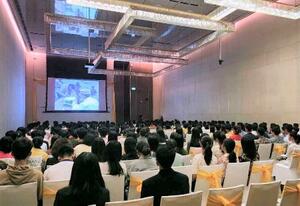 ミャンマー・ヤンゴンで開かれた映画「荒野に希望の灯をともす」の上映会。多くの若者らが作品に見入った=2024年1月(ジェイサット提供・共同)