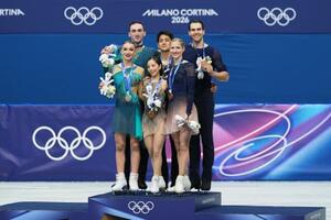 　１６日に行われたフィギュアスケート・ペアのメダリストたち。左のジョージア代表の２人と、右端のドイツ代表の男子選手がロシア出身だ（ＡＰ＝共同）