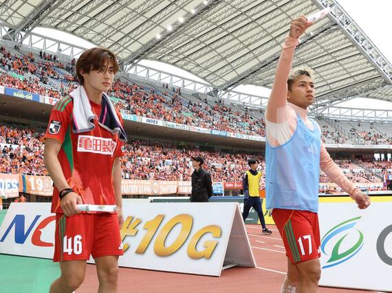 この日得点を決めたMF笠井佳祐(左)とMFシマブクカズヨシ=ビッグスワン