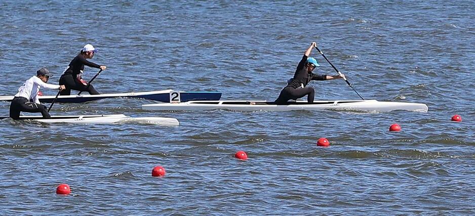 カヌー成年女子スプリント・カナディアンシングル（２００メートル）決勝　巧みなパドルさばきを見せる沖野星（東女体大・右）＝滋賀県東近江市（運動部・手嶋理）