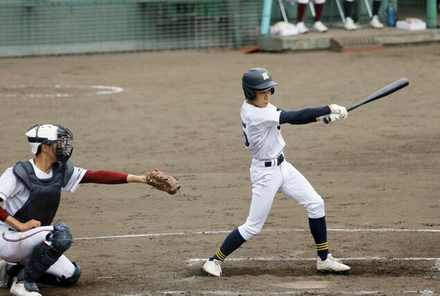 ３回表小出先頭打者の佐藤愛が右前打を放つ＝４月２８日、柏崎市佐藤池野球場