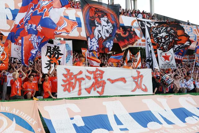 川崎－新潟　アップ中の選手に声援を送る新潟サポーター＝Ｕ等々力