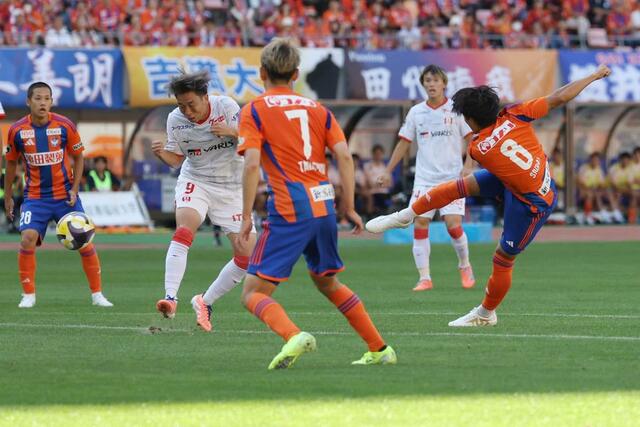 前半、MF白井永地(8)がゴールを狙う=デンカビッグスワン