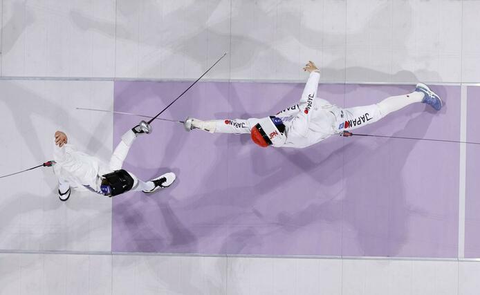 男子エペ団体決勝　ハンガリー選手（左）と対戦する古俣聖＝パリ（共同）