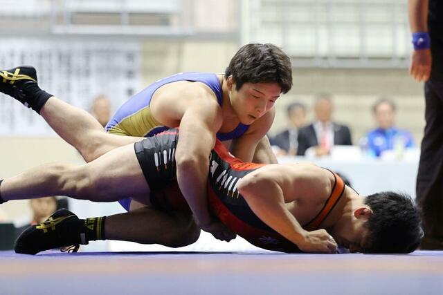 レスリング成年男子グレコローマンスタイル７７キロ級決勝　相手のバックに回り、攻める本名一晟（育英大・上）＝滋賀県栗東市（写真映像部・大橋奎介）
