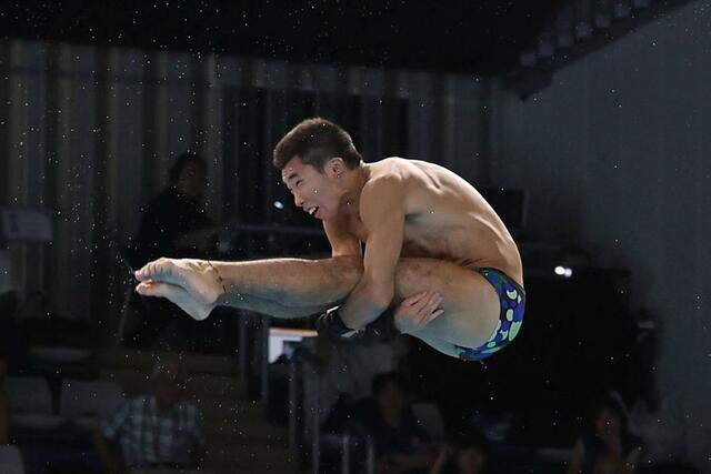 少年男子３メートル飛板飛込で３位入賞を果たした石沢遥斗（帝京長岡高）の２回目＝滋賀県草津市