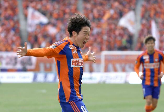 新潟-C大阪 前半、FW矢村健がシュートを決め1-0と先制=ビッグスワン
