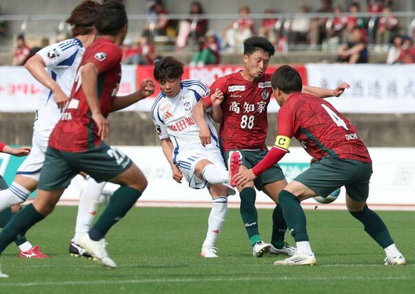 後半、ＦＷ若月（中央）がシュート＝４月１２日、高知市のＧＩＫＥＮスタジアム