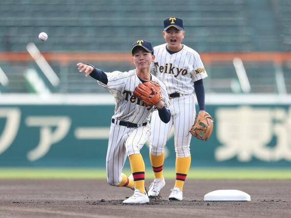 シートノックでボール回しをする帝京長岡の選手たち＝２３日、阪神甲子園球場