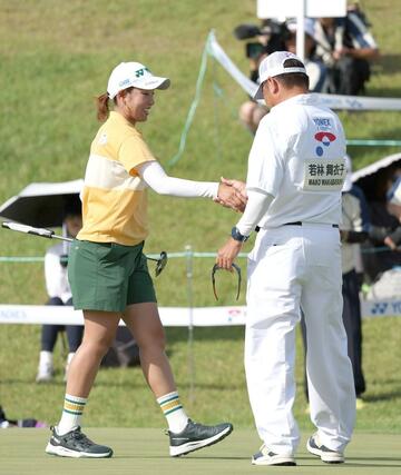 最終１８番を終え、キャディーと握手する若林舞衣子（左）＝ヨネックスＣＣ（長岡支社・芳本卓也）
