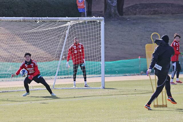 練習するＧＫ藤田和輝＝宮崎県都城市