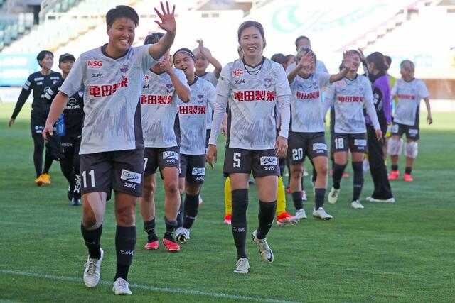 新潟L-マイナビ仙台 試合終了後、サポーターにあいさつする新潟Lの選手=5月25日、仙台市のユアテックスタジアム仙台
