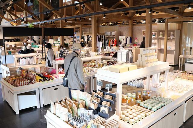 訪れた人々はカフェで新メニューを楽しんだり、産直コーナーで野菜を品定めしたりしていた＝五泉市赤海