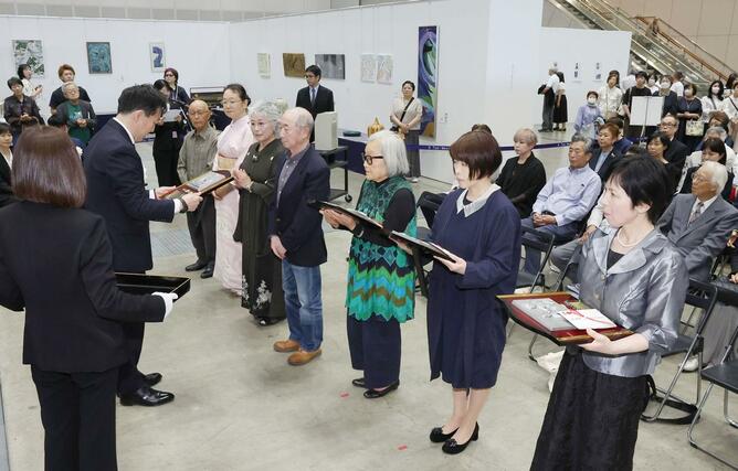 入賞者に記念の盾などが贈られた県展の表彰式=30日、新潟市中央区