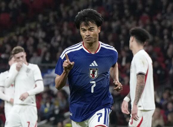 日本-イングランド 前半、先制ゴールを決め駆け出す三笘(7)=ロンドン(共同)