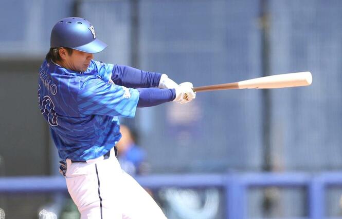 オイシックス新潟-DeNA 1回DeNA無死、知野直人(三条市出身)が左安打を放つ=エコスタ