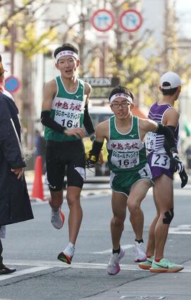 男子 中越の5区金澤崇眞(左)から6区川上大敬にたすきをつなぐ=京都市内の第5中継所