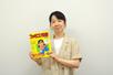 創刊号を手にする『週刊ファミ通』の嵯峨寛子編集長＝５月、東京都文京区