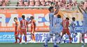 後半9分、甲府に追加点を許し、ゴール前で肩を落とす新潟の選手たち=6月1日、ビッグスワン