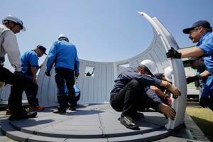 　避難所開設訓練で、シェルターを組み立てる参加者＝１６日午後、熊本市