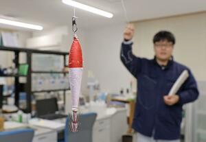 ケンサキイカを釣る仕掛け。山形県水産研究所が試験用の漁に向けて用意した=2024年11月、山形県鶴岡市