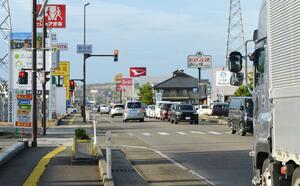 UPZの境界付近を通る国道8号。小売店などが立ち並ぶが、屋内退避の実施中に営業するかは見通せない=柏崎市