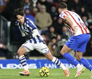 　アトレチコ・マドリード戦の後半、攻め込むレアル・ソシエダードの久保（左）＝サンセバスチャン（共同）