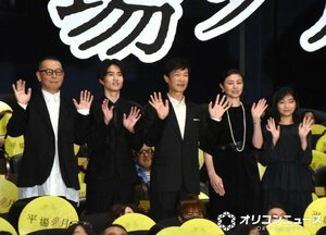 映画『平場の月』初日舞台あいさつに登壇した（左から）土井裕泰監督、坂元愛登、堺雅人、井川遥、一色香澄 （C）ORICON NewS inc.