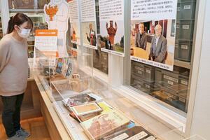 小林達雄さんのコレクションなどが並んだ追悼コーナー=長岡市関原町1