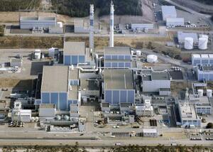 　北陸電力志賀原発の１号機（右）と２号機＝２０２５年１月、石川県志賀町