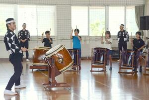 鼓童メンバーと太鼓をたたく芦ケ崎小学校4〜6年生=18日、津南町下船渡