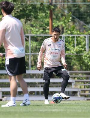 
讃岐戦に向け、調整するＤＦ加藤徹也＝聖籠町
