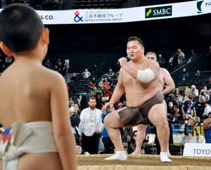 　子どもたちに相撲の基本動作を教える白鵬翔さん＝トヨタアリーナ東京