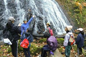 「佐渡のお仕事見学ツアー」。小中学生が、アウトドアガイドの石塚浩之さんに仕事の魅力ややりがいについて聞いた=佐渡市