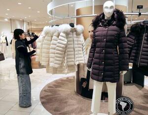 　日本橋高島屋の婦人服売り場＝９日、東京都中央区