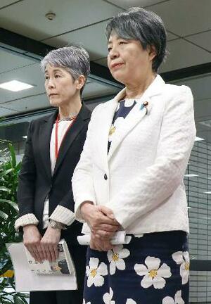 取材に応じる自民党の上川陽子衆院議員(右)と堀川惠子さん=5月、厚労省