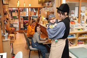 子どもの見守りサービスを始めたコインランドリー付きのカフェ「ヨリイト」＝長岡市東坂之上町１