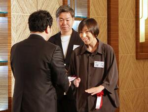 表彰を受ける沼倉昌明さん（奥）と千紘さん＝２６日、長岡市台町２