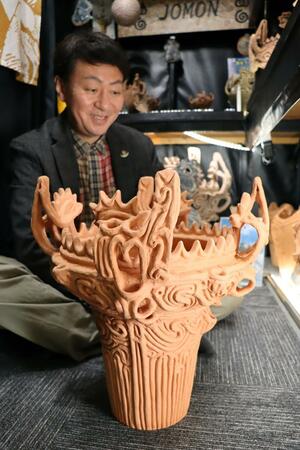 縄文ギャラリー「JOMON」がレンタルを始めた火炎型土器のレプリカ=新潟市江南区所島2