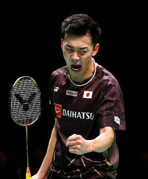 男子シングルス準決勝 ポイントを奪いガッツポーズする西本拳太=熊本県立総合体育館