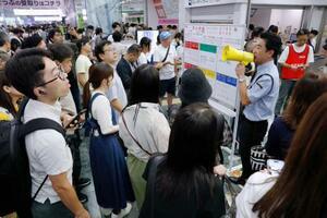 山陽新幹線の一部区間で終日運転見合わせとなり、混雑するJR博多駅で対応する駅員=10日午後