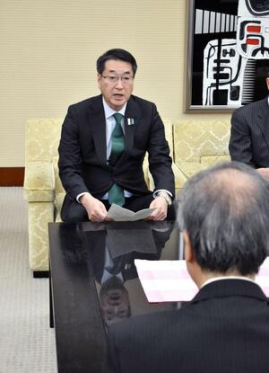 原発再稼働の是非を巡る県民の意思確認について、花角英世知事に直接要望を伝えた中原八一新潟市長＝県庁