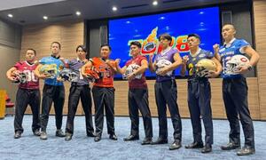 　アメリカンフットボール関東大学リーグ１部の開幕を前に、記者会見でポーズをとる法大の矢満田衛良主将（左から４人目）ら＝２５日、東京都新宿区