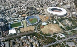 東京・明治神宮外苑地区。左から秩父宮ラグビー場、神宮球場、解体された神宮第二球場の跡地、国立競技場。左手前はイチョウ並木=2025年3月(共同通信社ヘリから)
