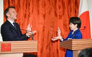 共同記者発表を終え、ポーズをとる高市首相(右)とフランスのマクロン大統領=1日午後、東京・元赤坂の迎賓館