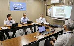 パイロットらが運航のノウハウを確認した座学訓練=新潟市東区